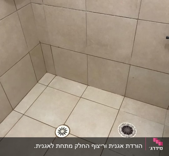 רצפת מקלחת עם שני פתחי ניקוז
